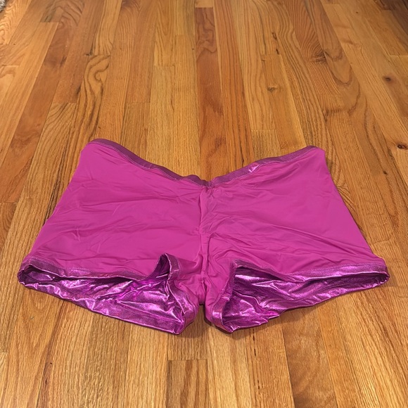 SKIMS Metallic Swim V-Waist Short | Dragon Fruit - Picture 5 of 9